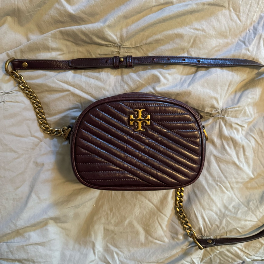 Tory Burch Kira Chevron Glazed Small Camera Bag in Fig